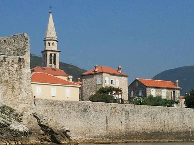 Haus an der Frontlinie in Budva — photo 10
